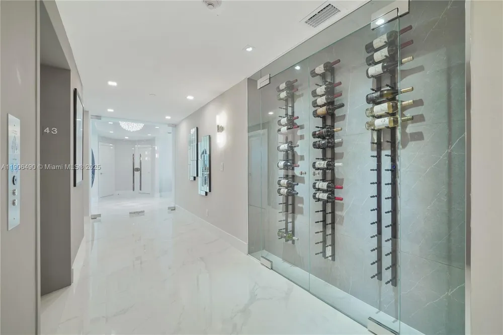 300 S Pointe Dr #4306 Miami Beach, FL 33139
