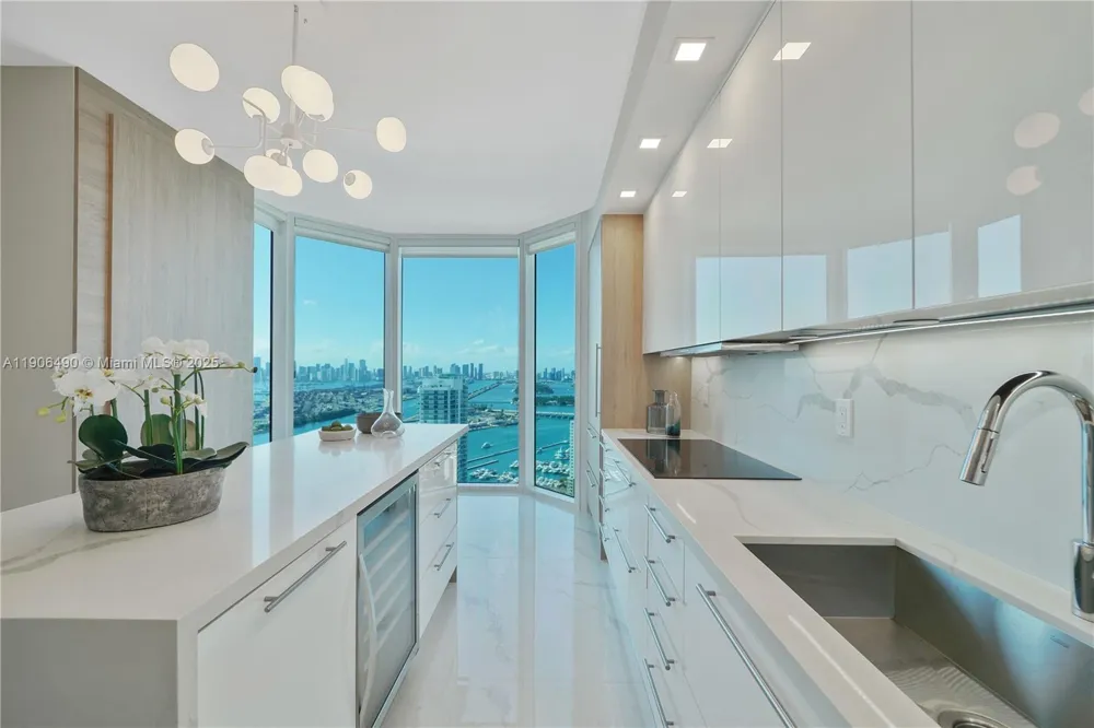 300 S Pointe Dr #4306 Miami Beach, FL 33139