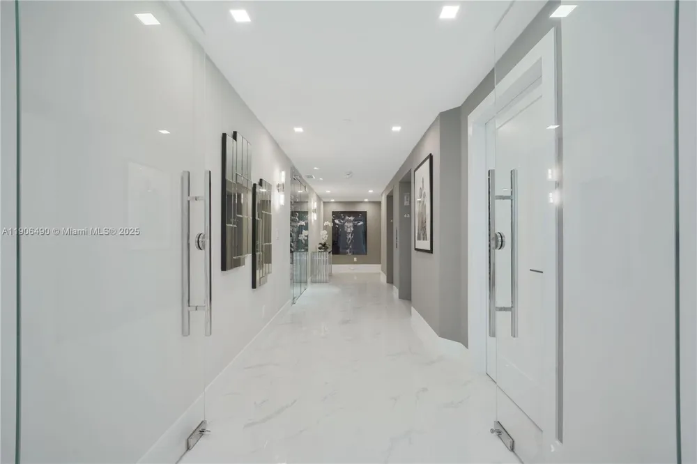 300 S Pointe Dr #4306 Miami Beach, FL 33139