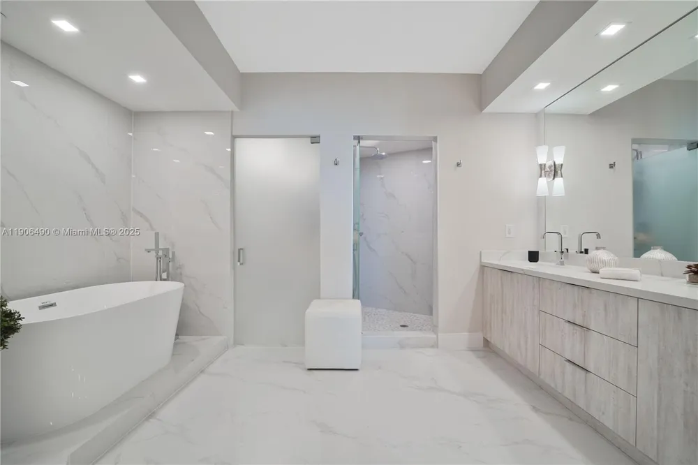 300 S Pointe Dr #4306 Miami Beach, FL 33139