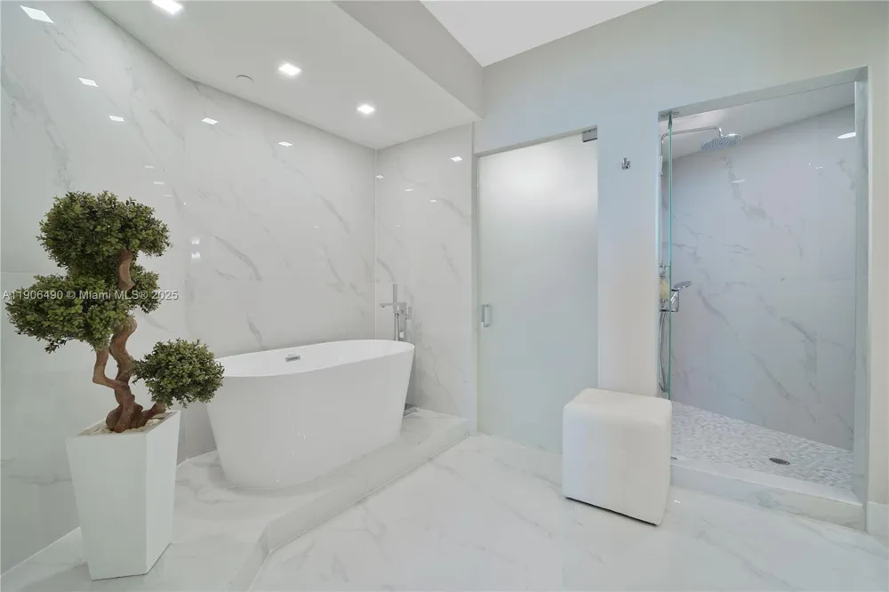 300 S Pointe Dr #4306 Miami Beach, FL 33139