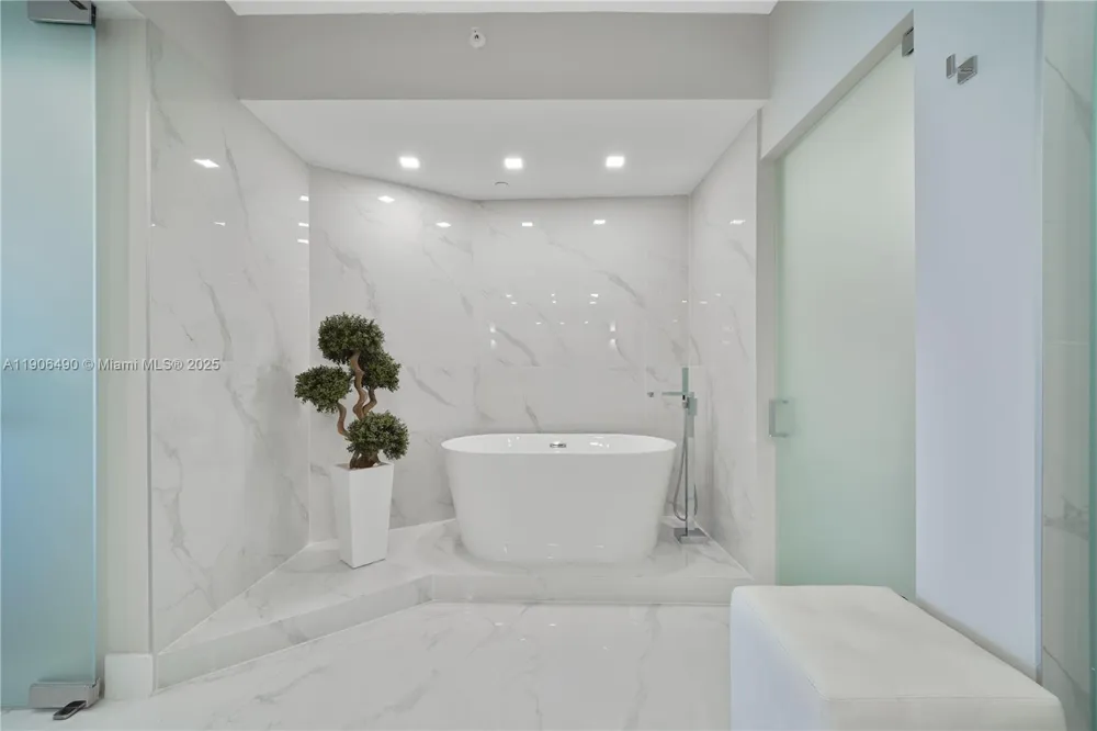 300 S Pointe Dr #4306 Miami Beach, FL 33139