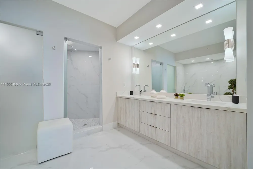 300 S Pointe Dr #4306 Miami Beach, FL 33139