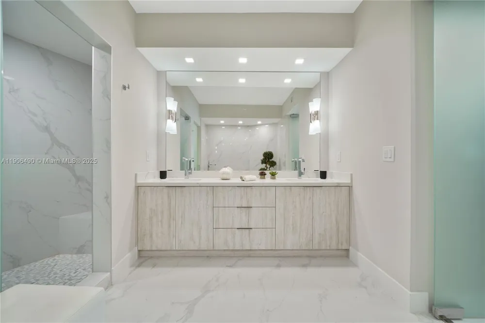 300 S Pointe Dr #4306 Miami Beach, FL 33139