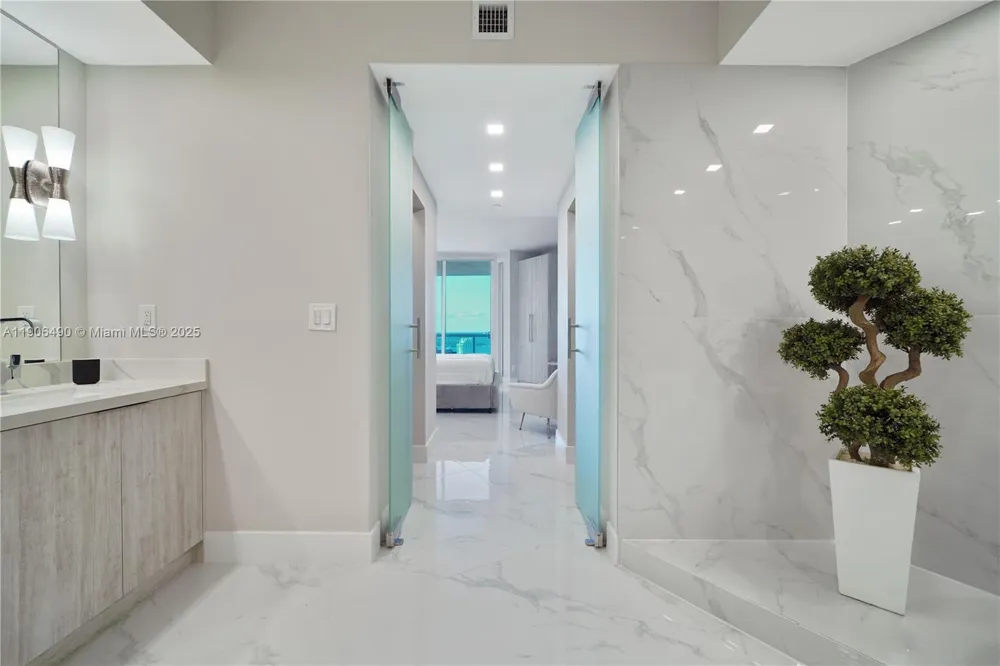 300 S Pointe Dr #4306 Miami Beach, FL 33139
