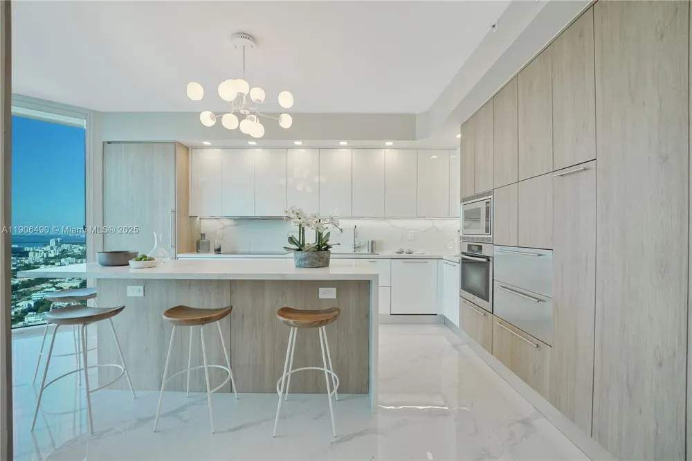 300 S Pointe Dr #4306 Miami Beach, FL 33139
