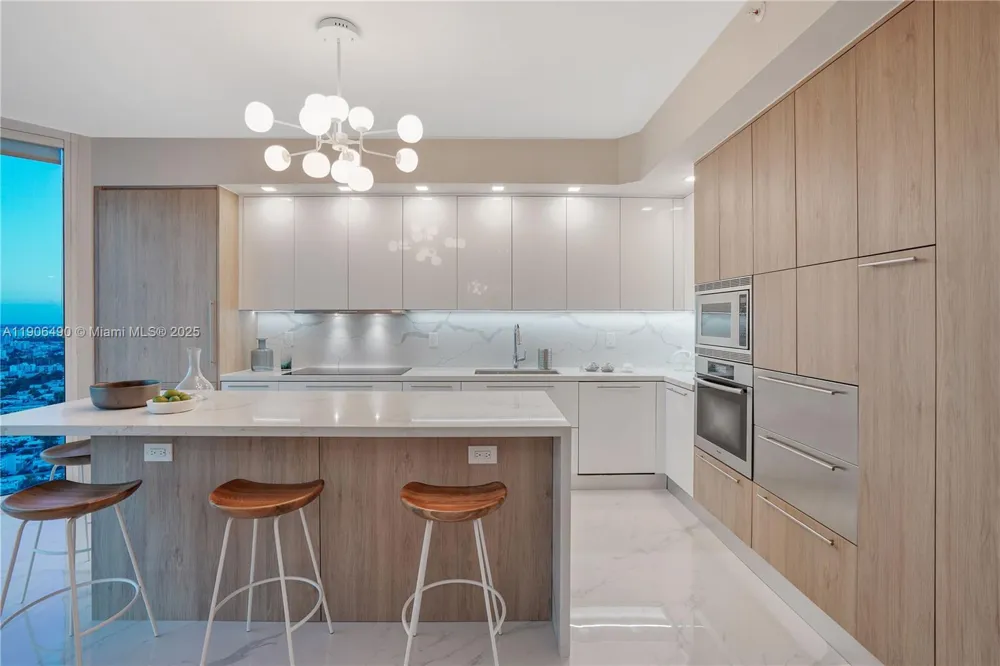 300 S Pointe Dr #4306 Miami Beach, FL 33139