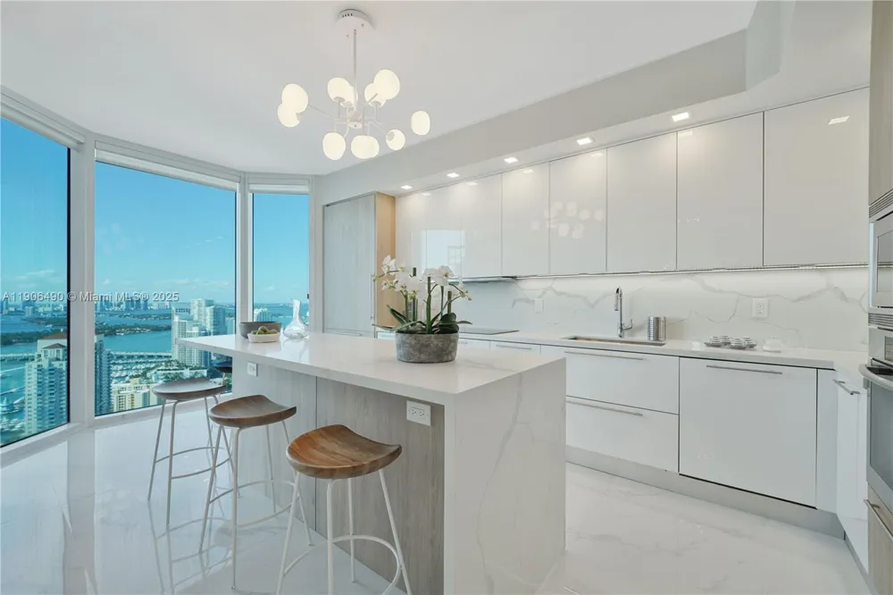 300 S Pointe Dr #4306 Miami Beach, FL 33139