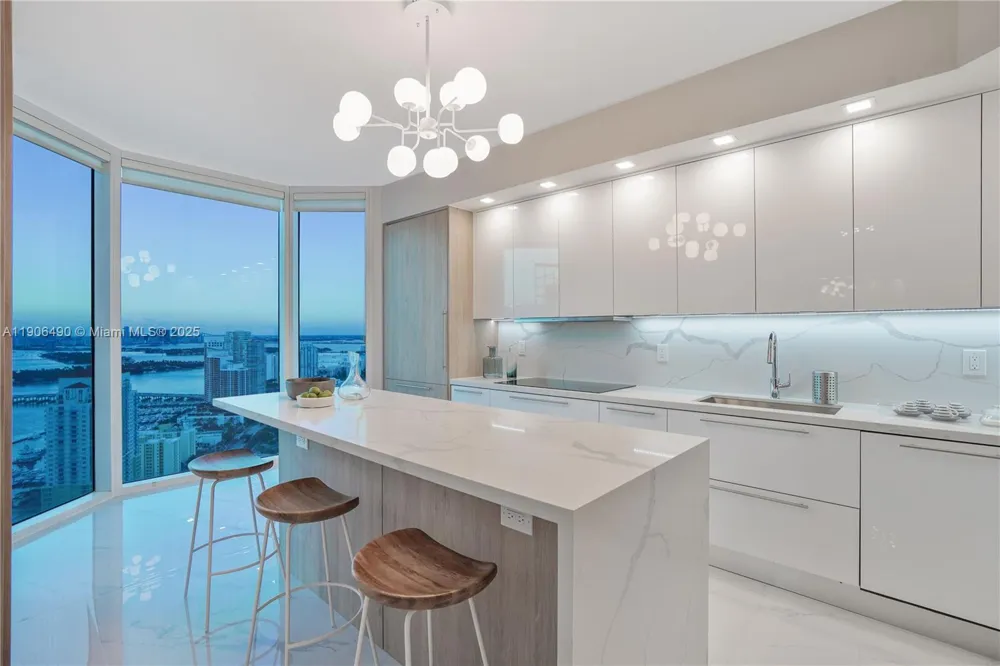 300 S Pointe Dr #4306 Miami Beach, FL 33139