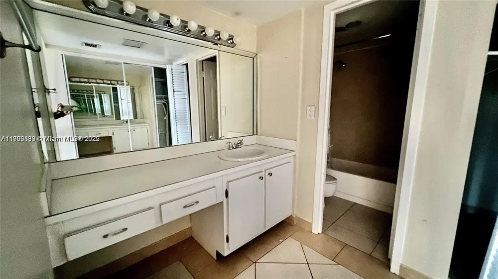 100 Bayview Dr #607 Sunny Isles Beach, FL 33160