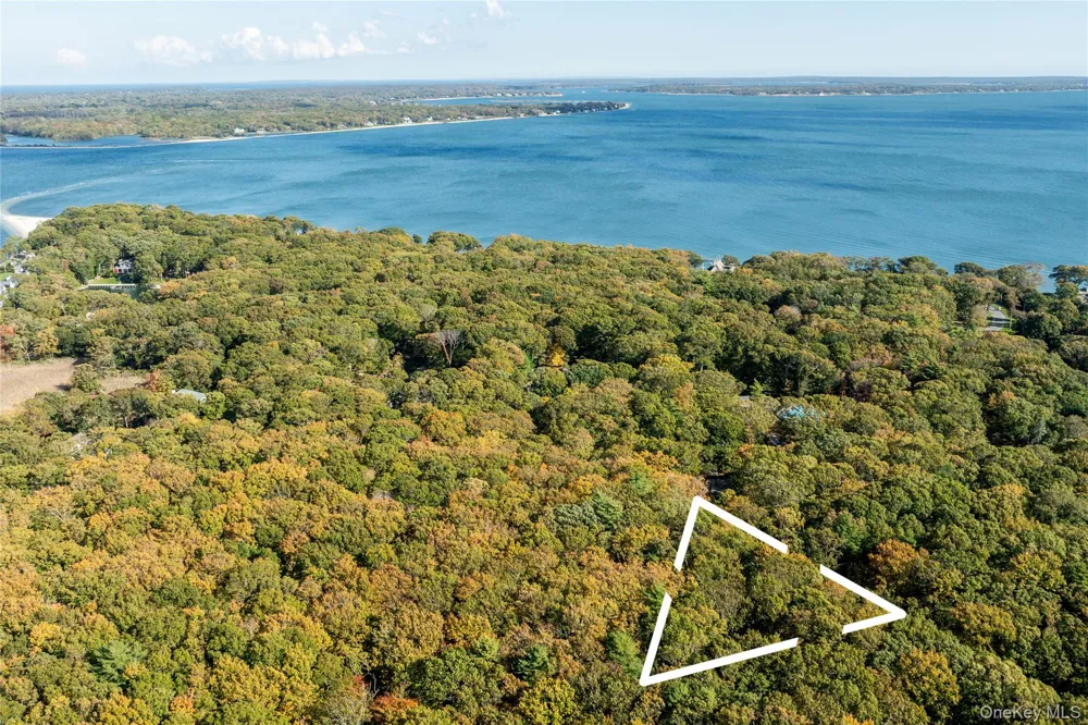 11195 Bayview Road Southold, NY 11971