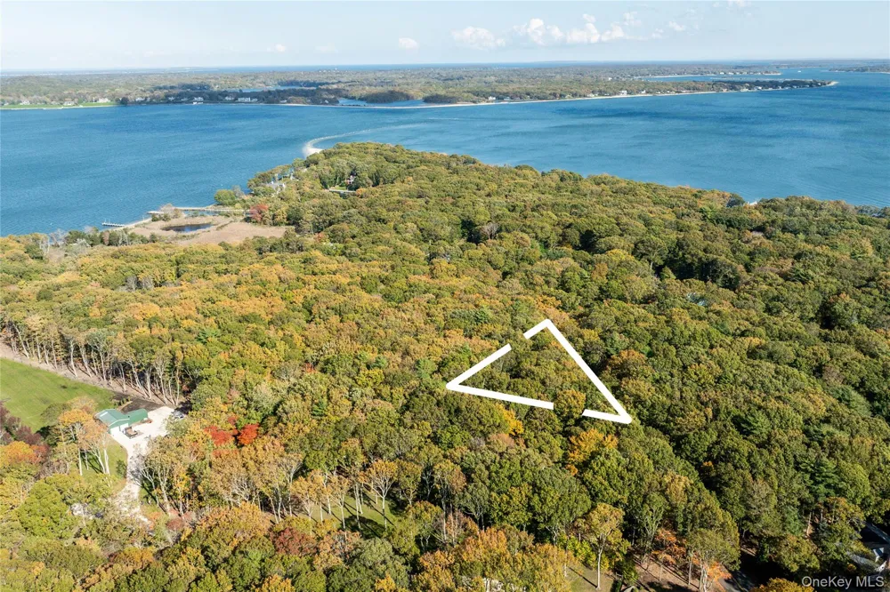 11195 Bayview Road Southold, NY 11971