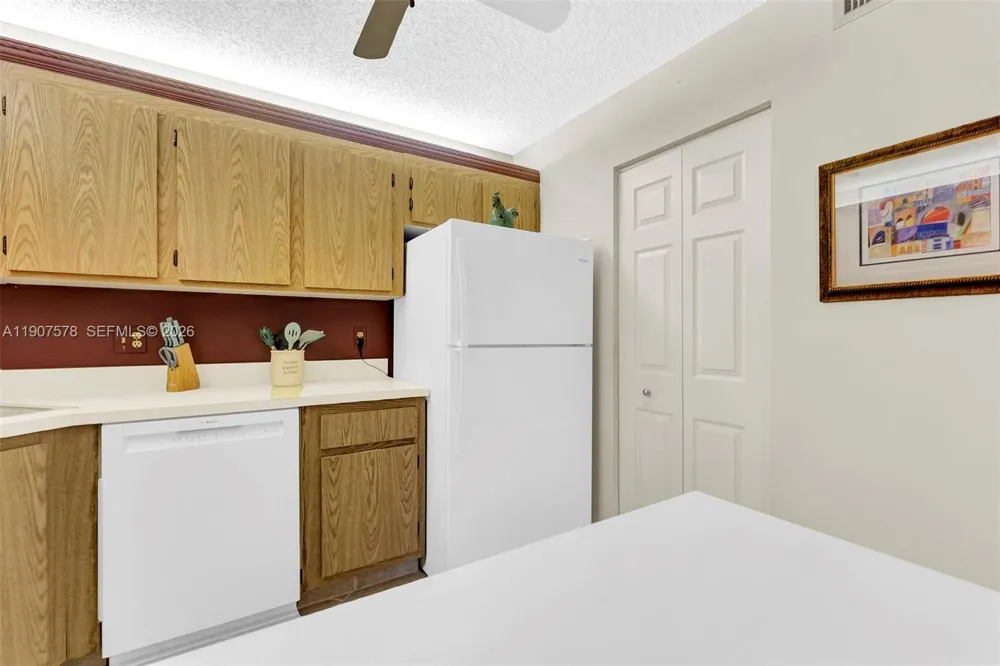 442 Pine Glen Ln #D-2 Green Acres, FL 33463