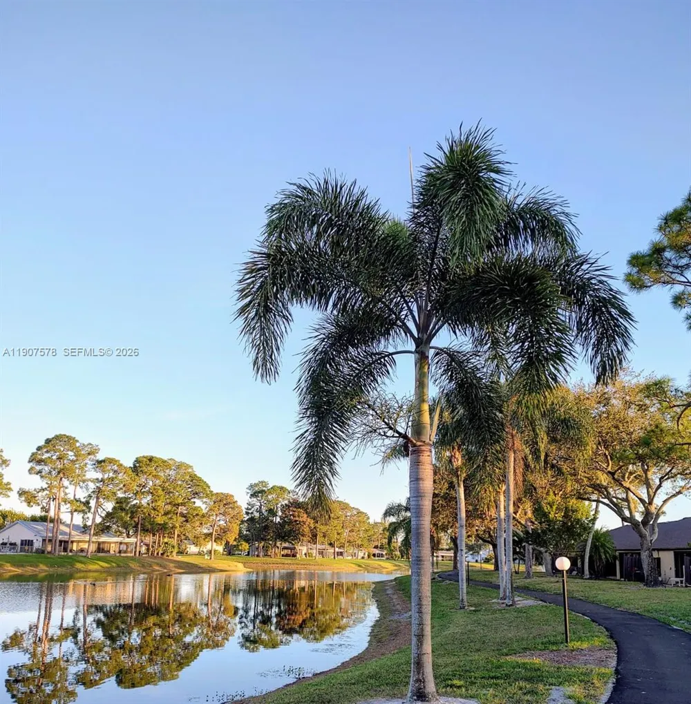 442 Pine Glen Ln #D-2 Green Acres, FL 33463