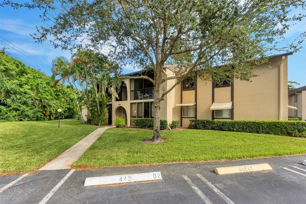 442 Pine Glen Ln #D-2 Green Acres, FL 33463