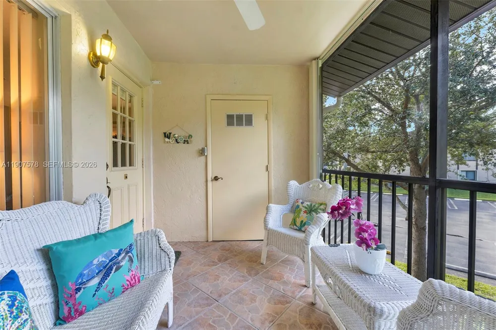 442 Pine Glen Ln #D-2 Green Acres, FL 33463