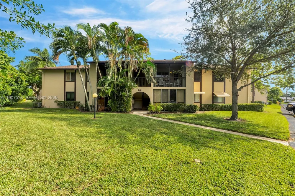 442 Pine Glen Ln #D-2 Green Acres, FL 33463