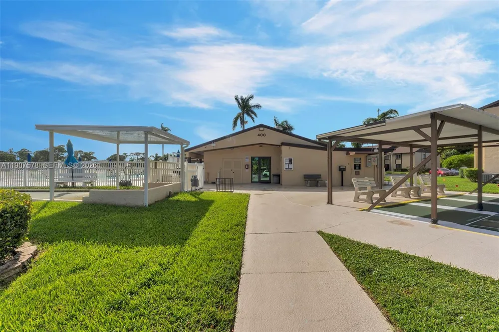 442 Pine Glen Ln #D-2 Green Acres, FL 33463