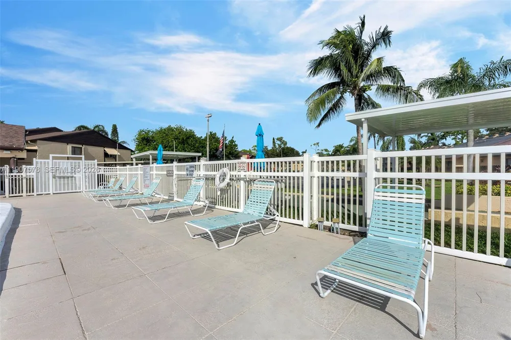 442 Pine Glen Ln #D-2 Green Acres, FL 33463