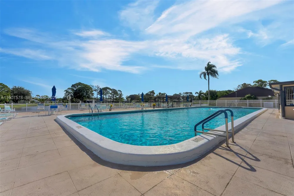 442 Pine Glen Ln #D-2 Green Acres, FL 33463