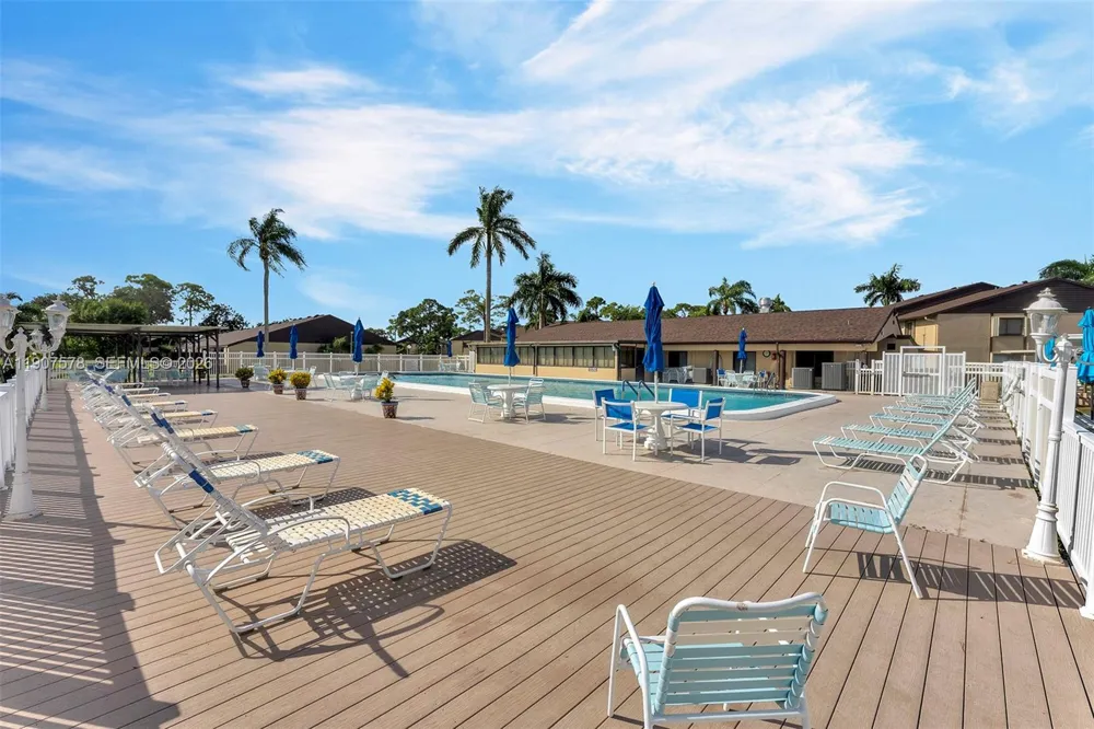 442 Pine Glen Ln #D-2 Green Acres, FL 33463