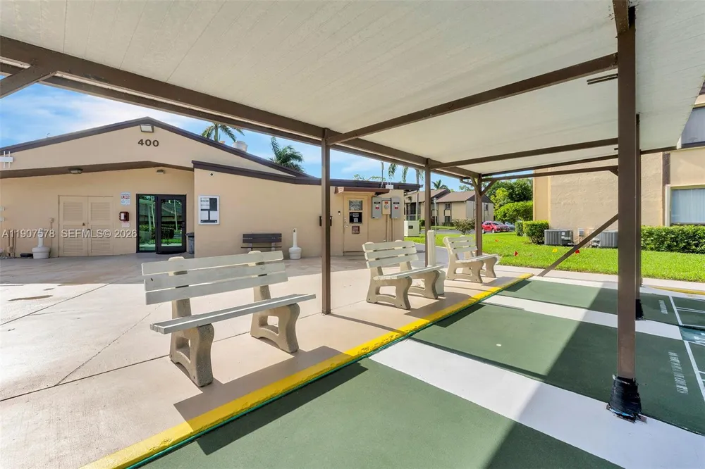 442 Pine Glen Ln #D-2 Green Acres, FL 33463