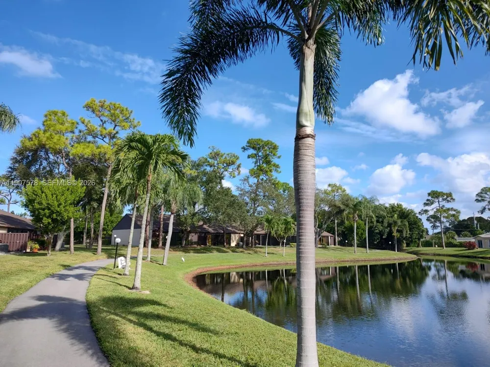 442 Pine Glen Ln #D-2 Green Acres, FL 33463