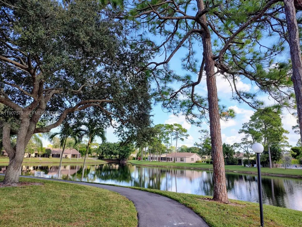 442 Pine Glen Ln #D-2 Green Acres, FL 33463