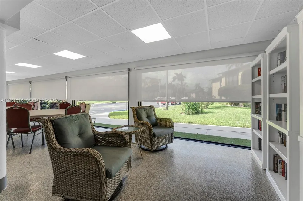 442 Pine Glen Ln #D-2 Green Acres, FL 33463