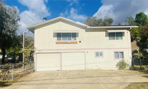 2900 Oakcrest Drive