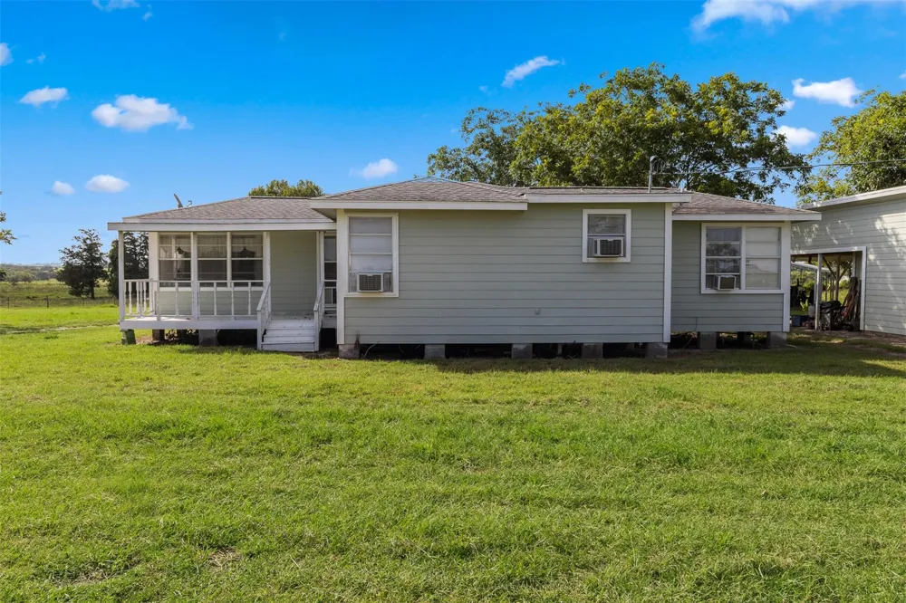 1619 Tx-237 Round Top, TX 78954