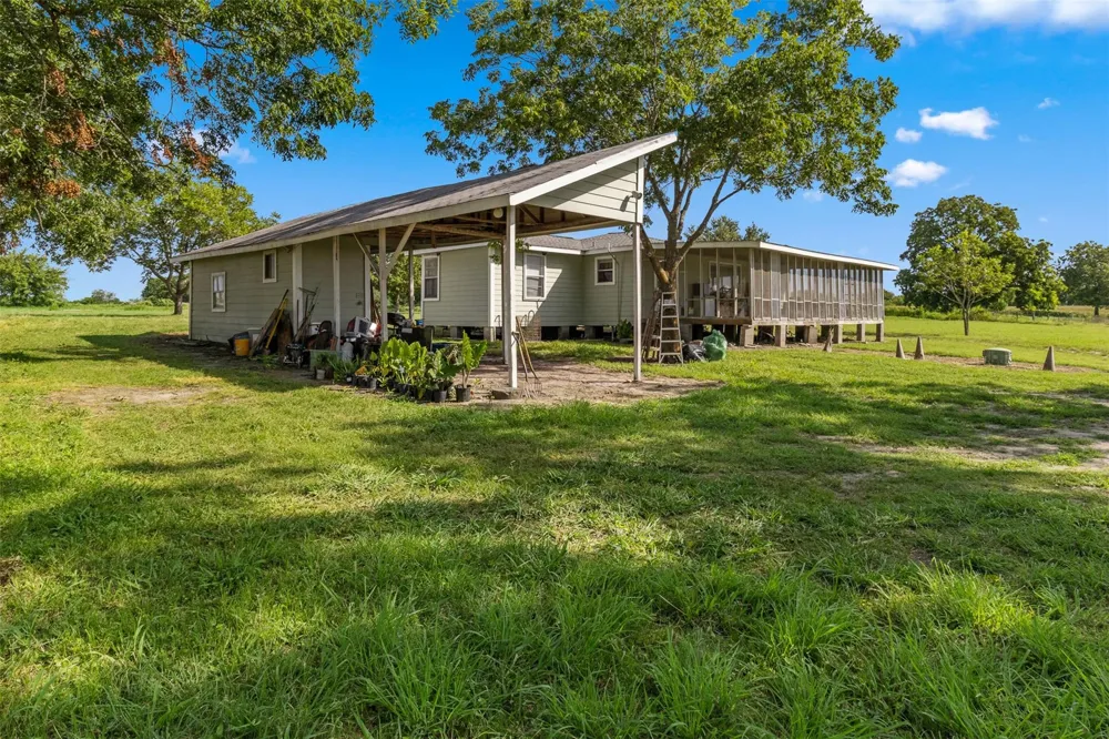 1619 Tx-237 Round Top, TX 78954