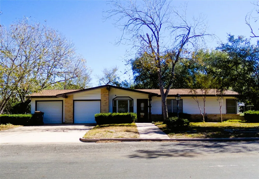 504 West Street Weimar, TX 78962