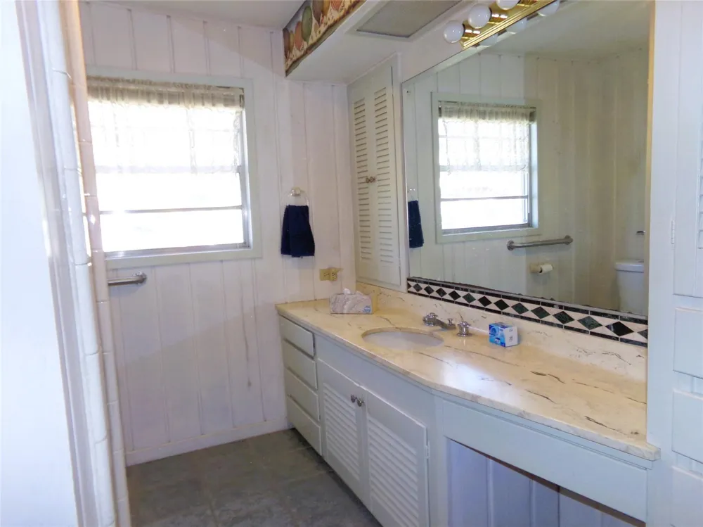 504 West Street Weimar, TX 78962