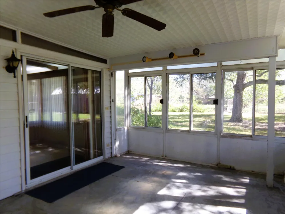 504 West Street Weimar, TX 78962