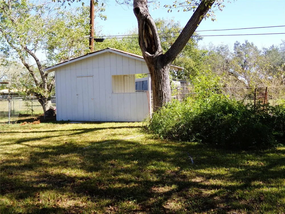 504 West Street Weimar, TX 78962