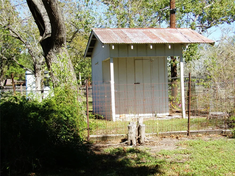 504 West Street Weimar, TX 78962