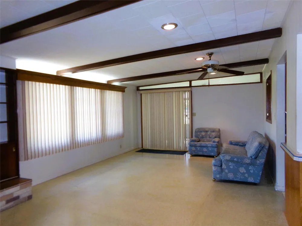 504 West Street Weimar, TX 78962