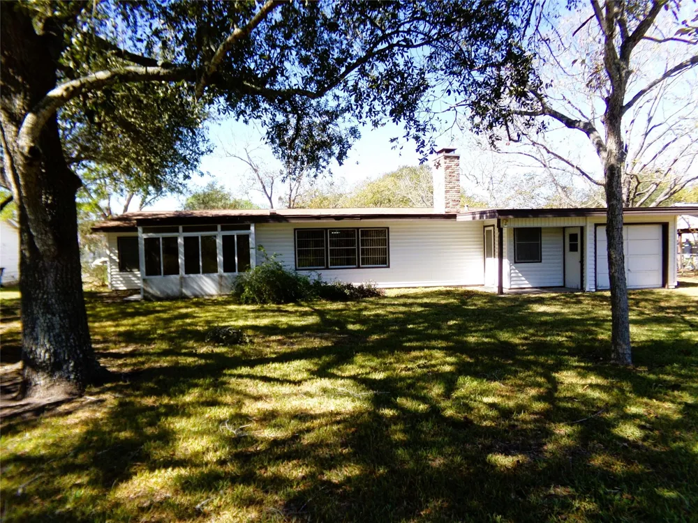 504 West Street Weimar, TX 78962