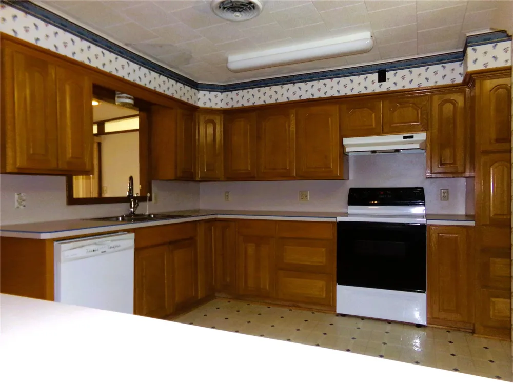 504 West Street Weimar, TX 78962