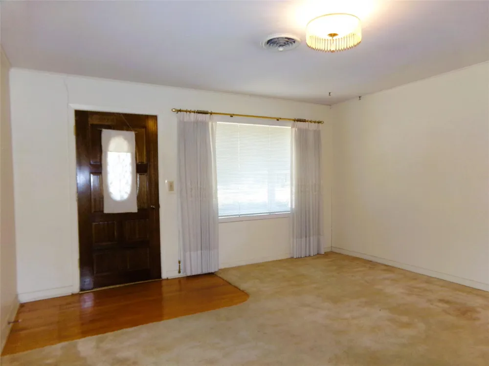 504 West Street Weimar, TX 78962