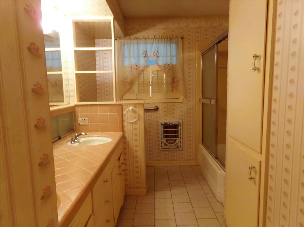 504 West Street Weimar, TX 78962