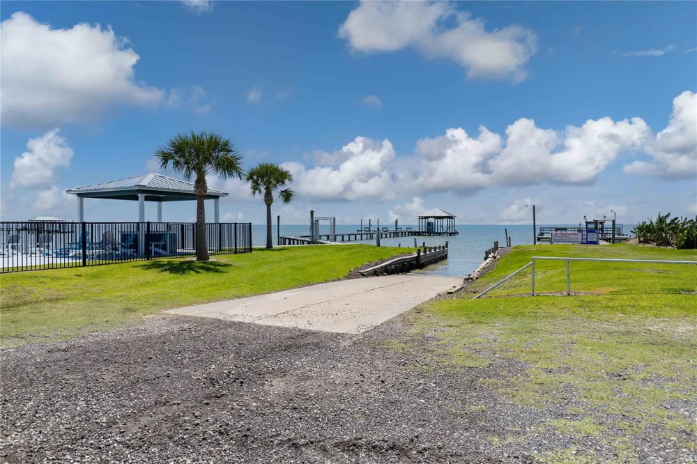 5 Mockingbird Lane Anahuac, TX 77514