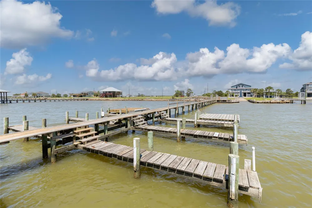 5 Mockingbird Lane Anahuac, TX 77514