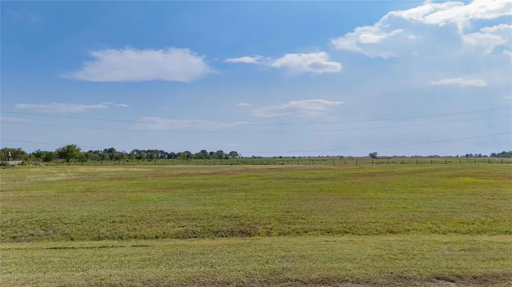 5 Mockingbird Lane Anahuac, TX 77514