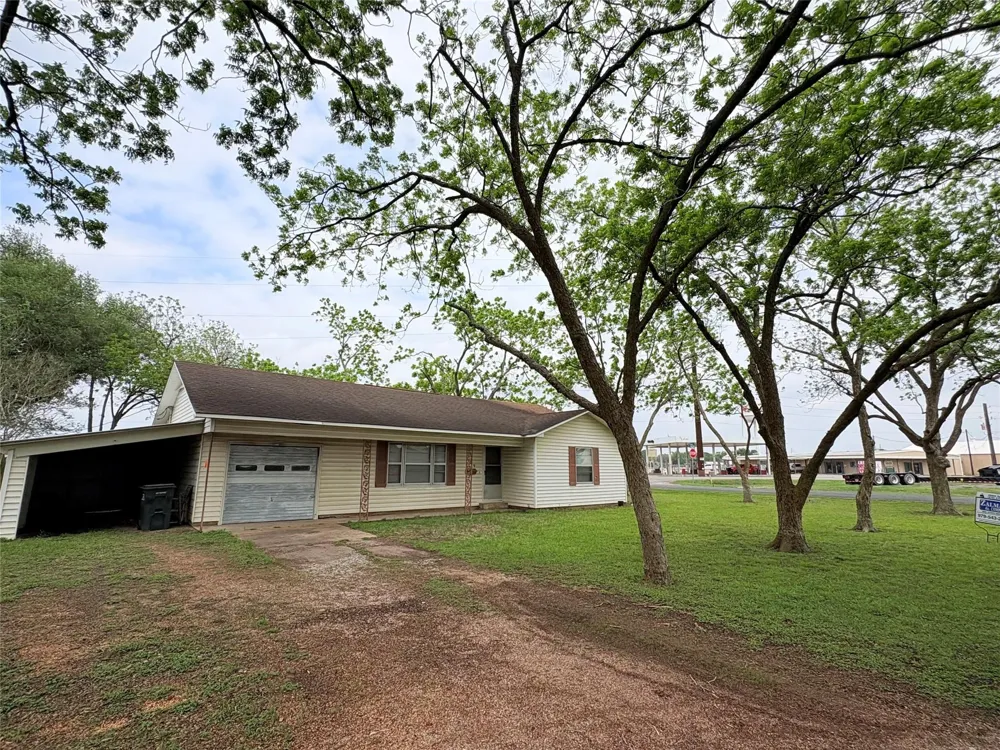 809 August Street El Campo, TX 77437