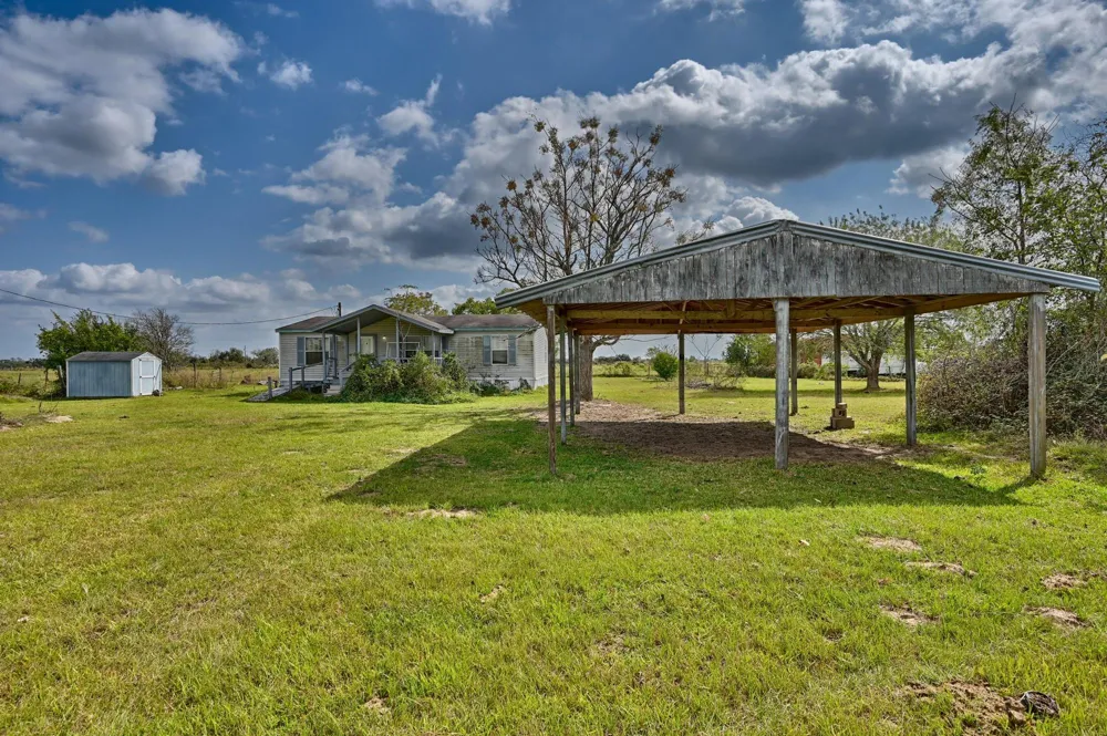 1901 Newsom Road Bellville, TX 77418