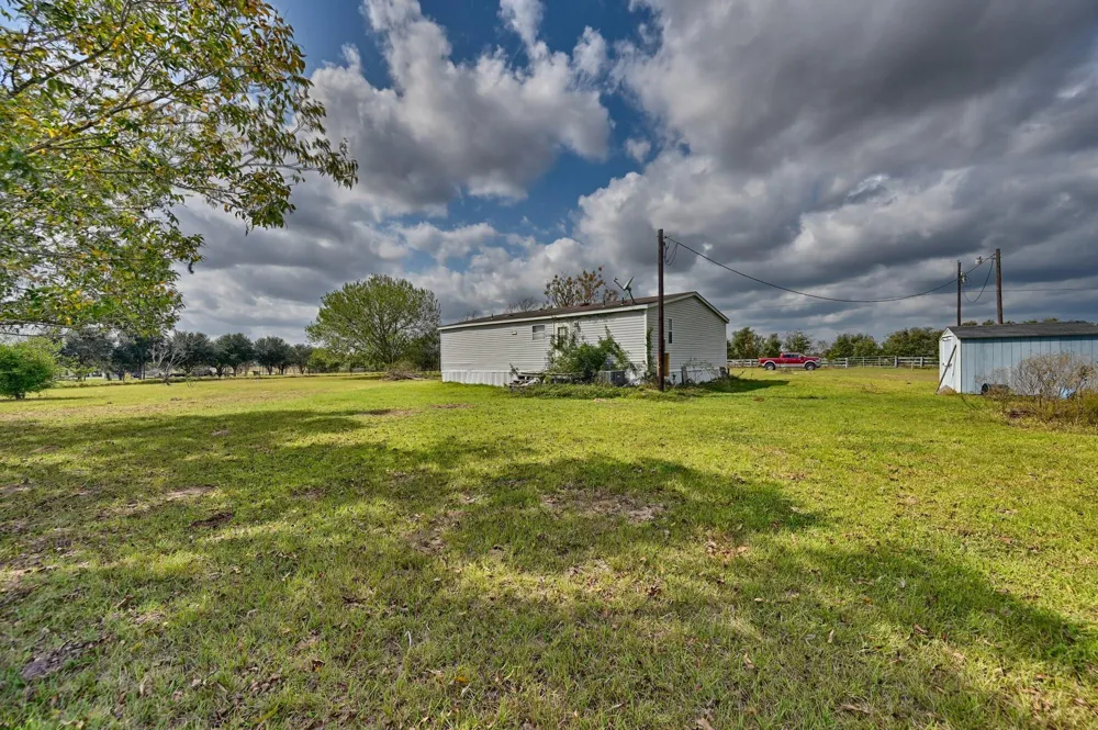 1901 Newsom Road Bellville, TX 77418