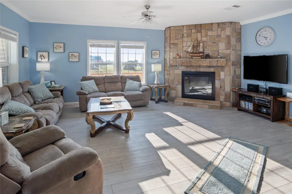 981 Dolly Street Gilchrist, TX 77617