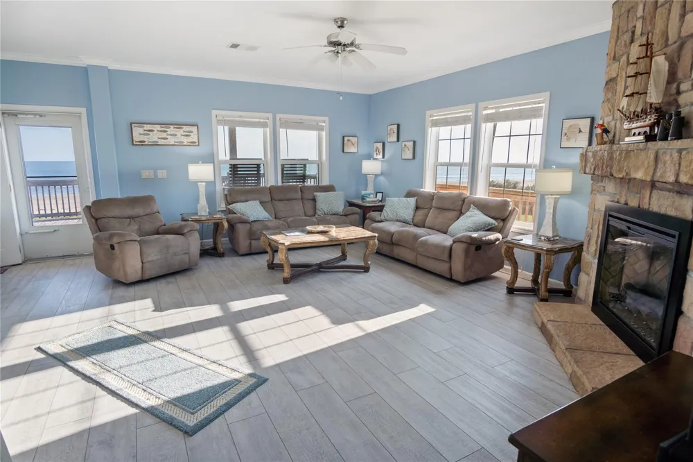 981 Dolly Street Gilchrist, TX 77617